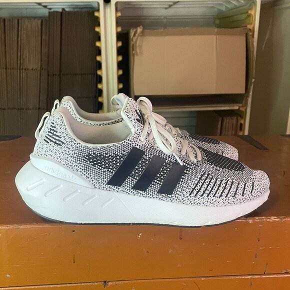 ADIDAS Men's Size 10.5 Originals Swift Run 22 Core Shock White Black Shoe GZ3507 - Picture 3 of 9